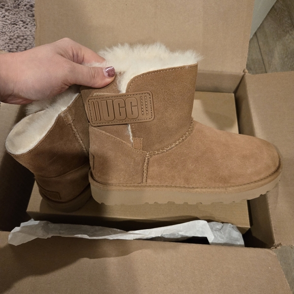 UGG Women's Mini Bailey Logo Strap Suede Boot Chesnut - Picture 7 of 8